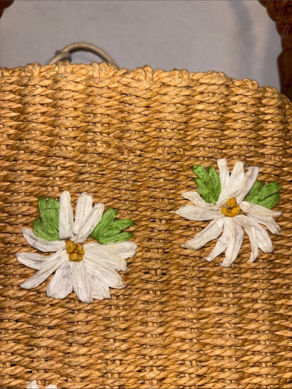 TAN STRAW BAG WITH GREEN AND WHITE FLOWER DESIGN BROWN FAUX LEATHER HANDLES - Picture 2 of 15